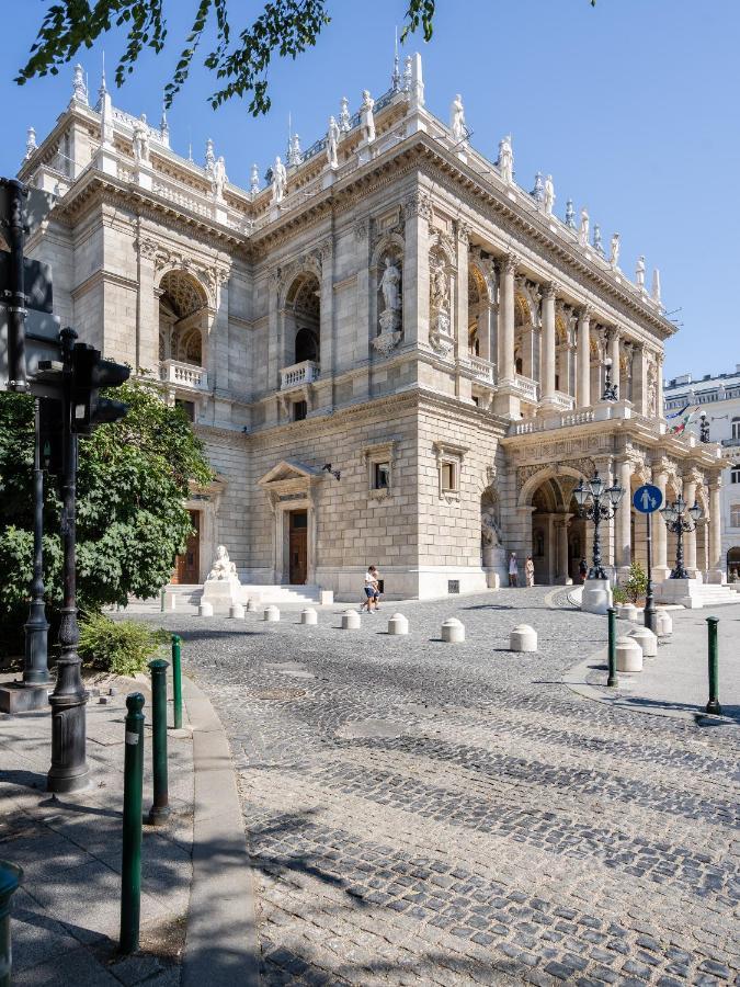 Architecture Fan's Near Opera House Appartement